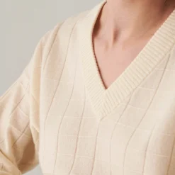 Maison Montagut Pull En Cachemire Col V En Jeu De Maille Quadrille - Canelle><noscript><img width=