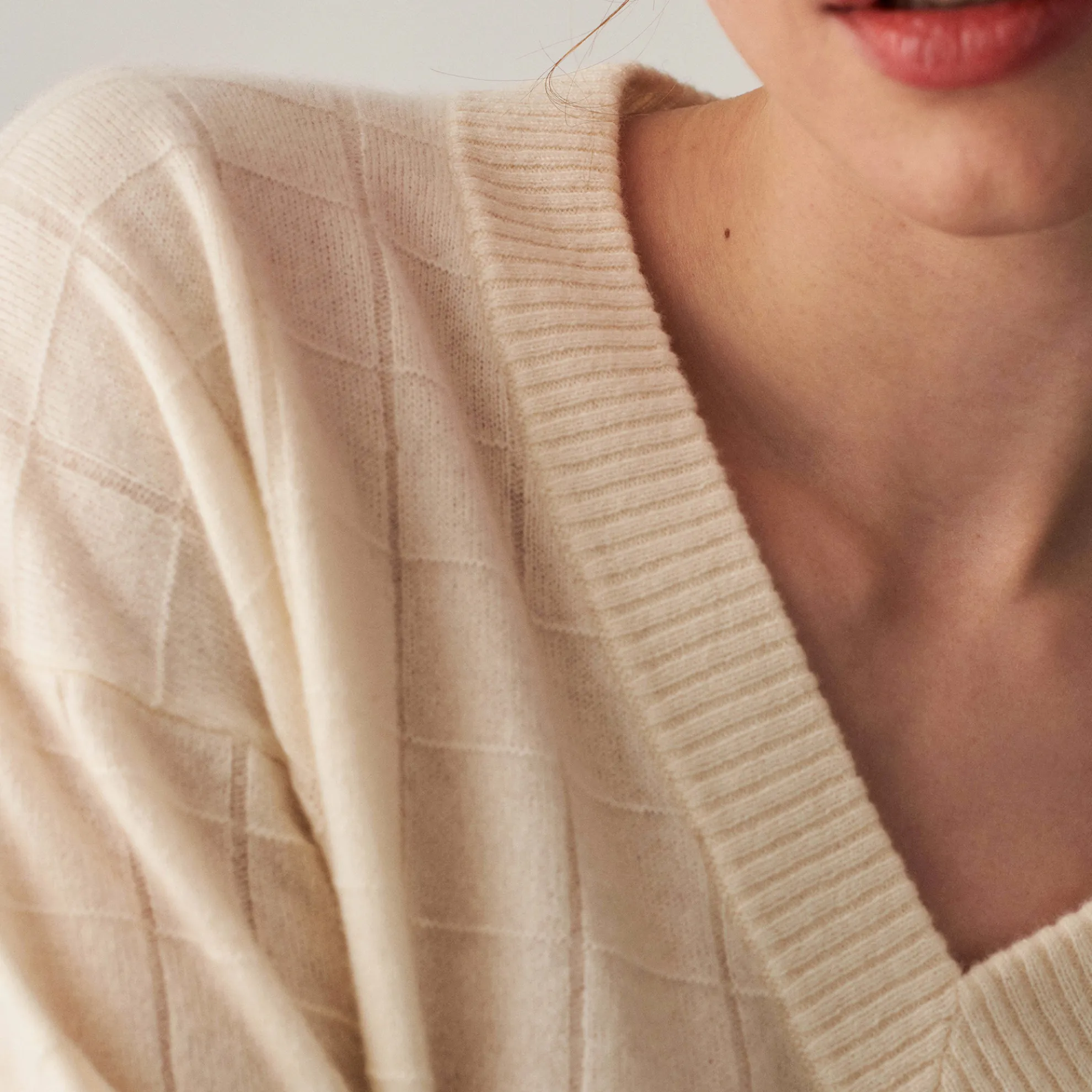 Maison Montagut Pull En Cachemire Col V En Jeu De Maille Quadrille - Canelle>Femme Pulls